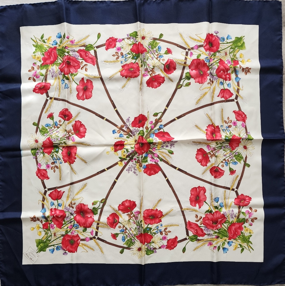 Auth Gucci Floral(Red Poppies/WildFlowers) Silk Scarf